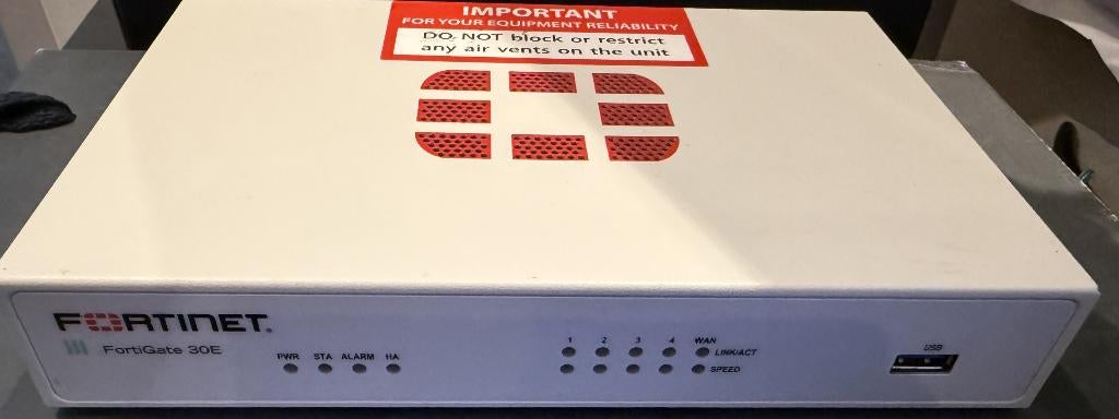 Fortinet FortiGate 30E Firewall, Informatique & Logiciels, Commutateurs réseau, Enlèvement ou Envoi, Comme neuf