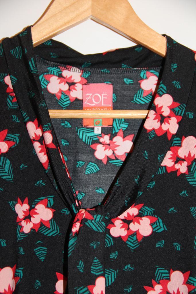 Blouse noire fleurie Zoë Loveborn S, Vêtements | Femmes, Tops, Comme neuf, Taille 36 (S), Noir, Enlèvement ou Envoi
