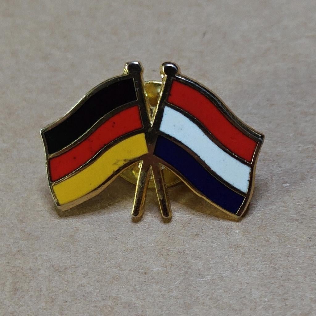 Allemagne + Pays-Bas - Épinglette avec drapeau croisé, Enlèvement ou Envoi, Utilisé, Ville ou Campagne, Insigne ou Pin's