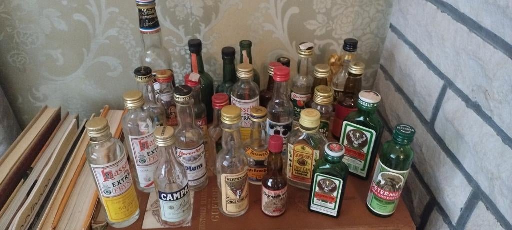 Verzameling oudere lege kleine drankflesjes, Verzamelen, Ophalen