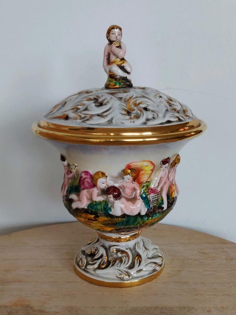 Capodimonte porseleinen schaal met deksel, Enlèvement