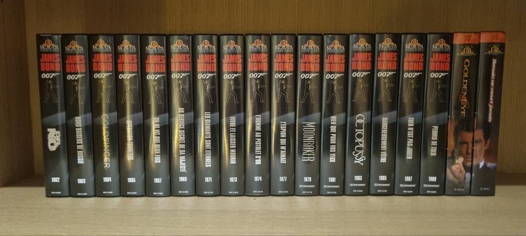 James Bond 18 cassettes Vhs Collector, Enlèvement, Comme neuf