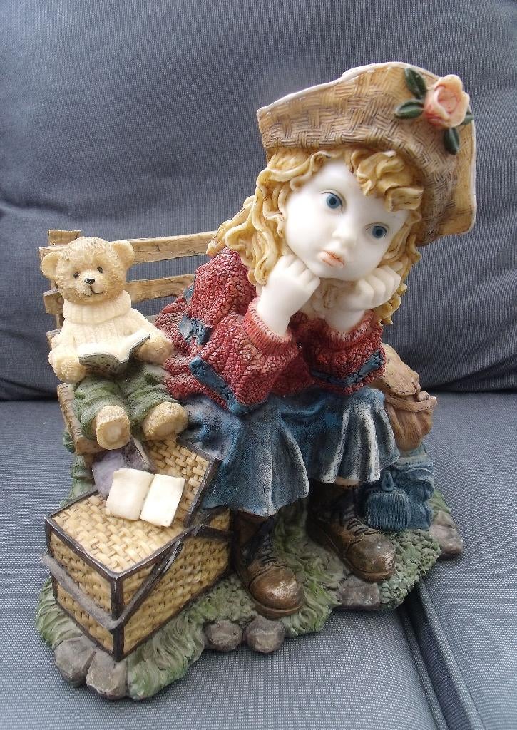 statuette fillette sur un banc en résine 23 cm X 23 cm, Enlèvement