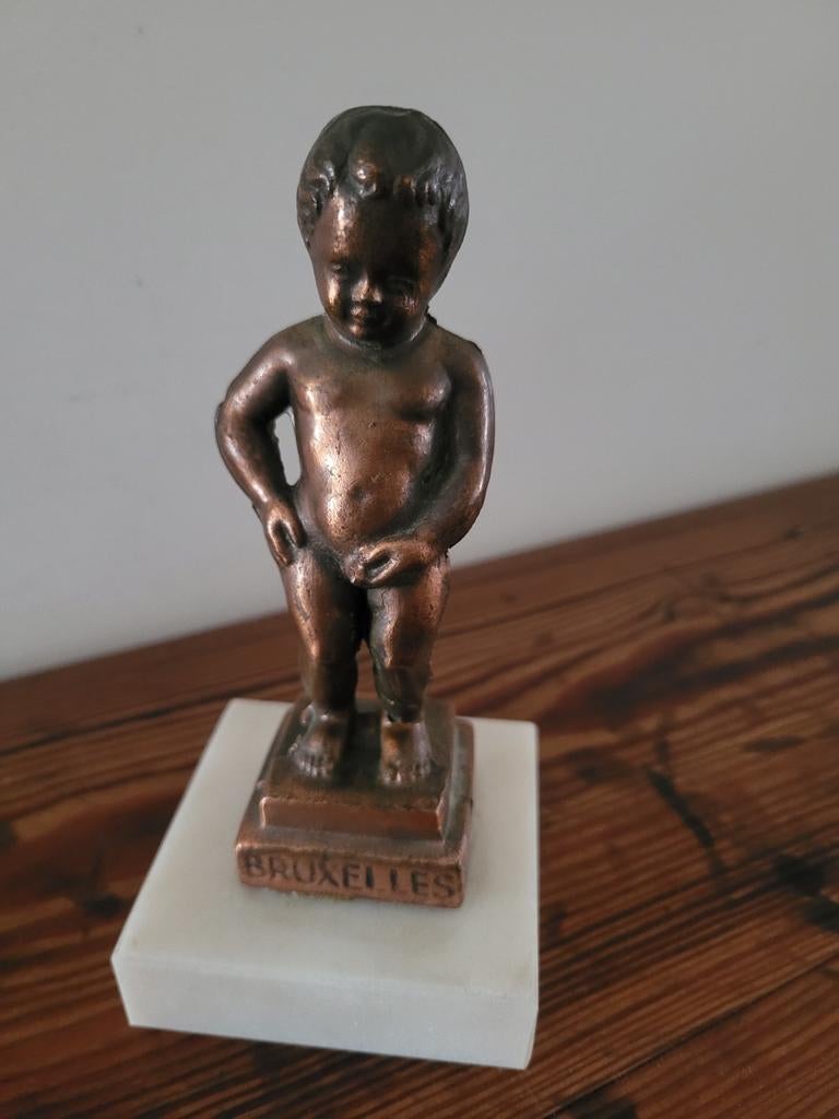 Manneke Pis in koper op voetstukje van marmer, Antiek en Kunst, Ophalen, Koper