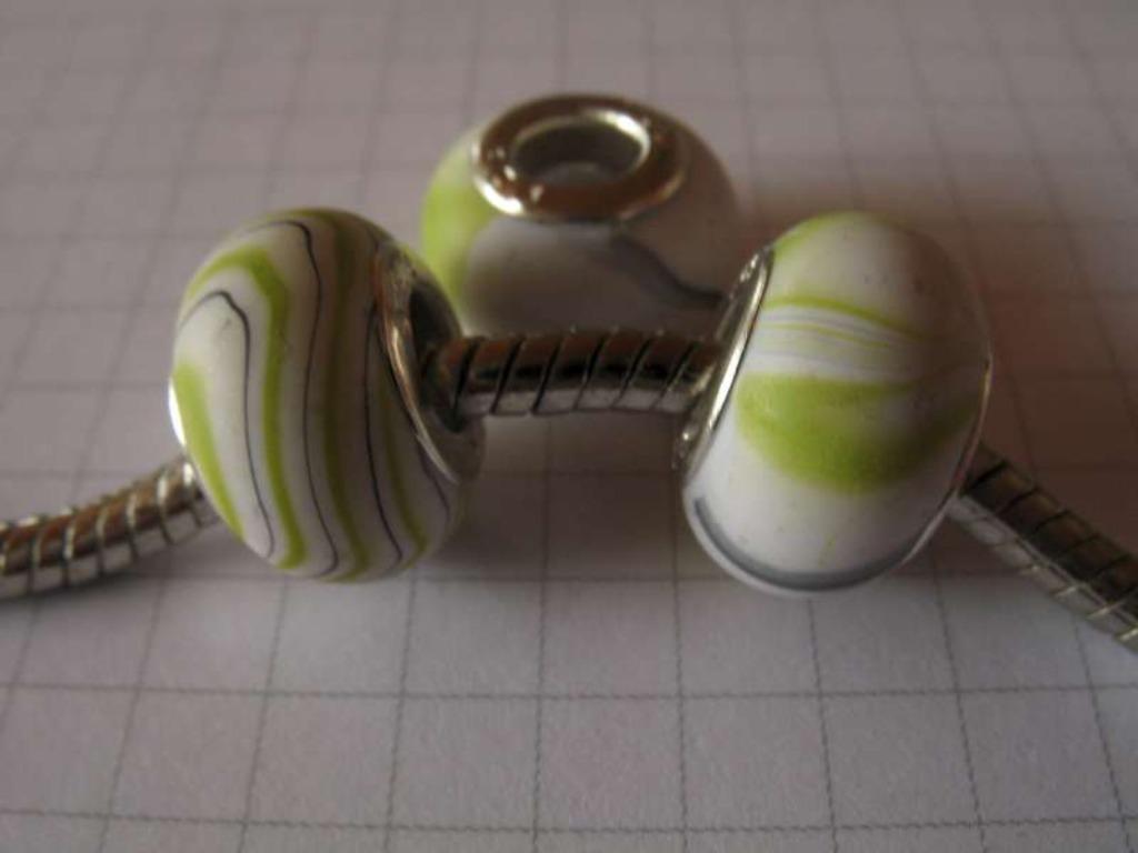 Bedel: wit, grijs, geelgroen, Bijoux, Sacs & Beauté, Bracelets à breloques, Neuf, Autres marques, Autres matériaux, 2 ou 3 bracelets à breloques