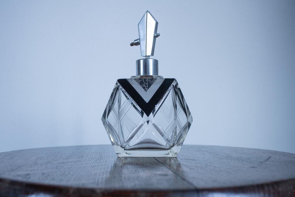 Bouteille de parfum Karl Palda, Enlèvement ou Envoi