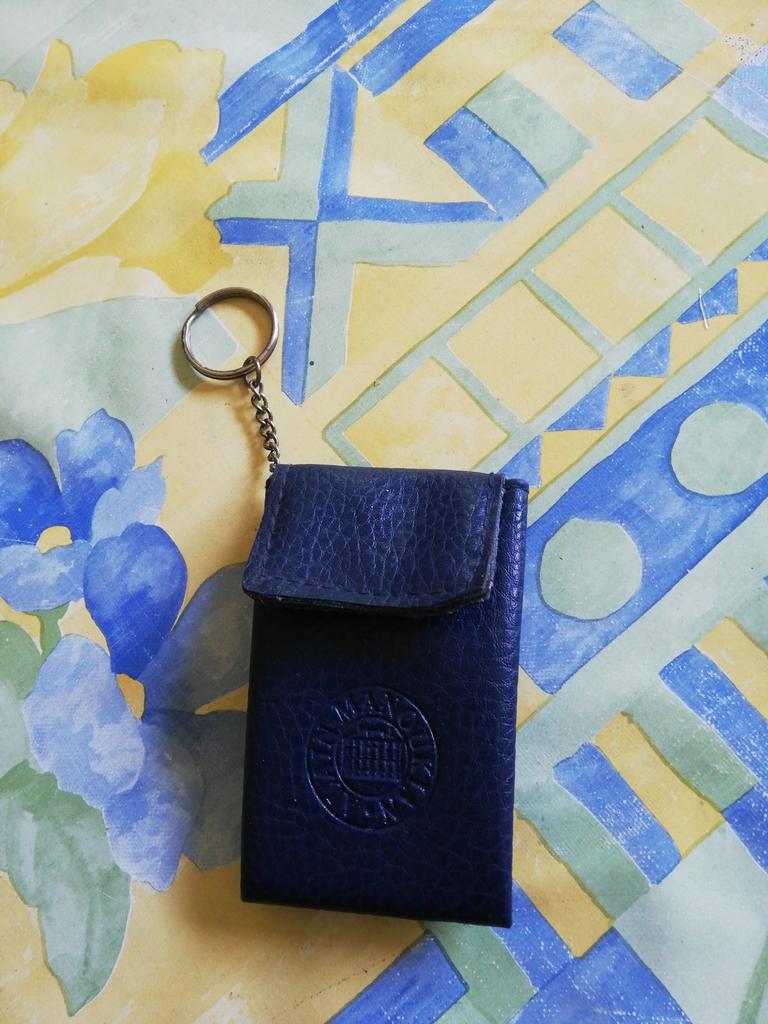 Porte-clés Alain Manoukian bleu marine., Enlèvement ou Envoi, Comme neuf