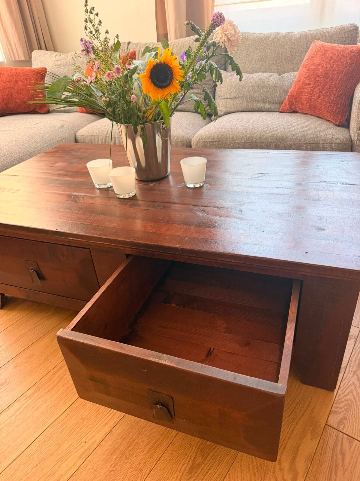 Massief houten salontafel met opberglades – Koloniale stijl, Maison & Meubles, Tables | Tables de salon, 100 à 150 cm, Enlèvement