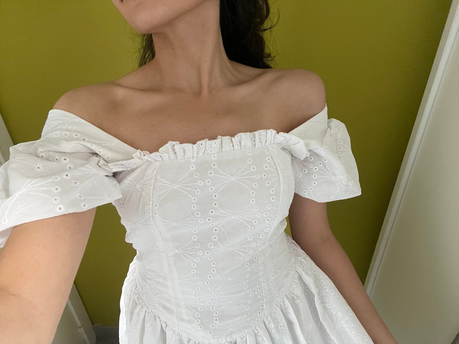 Handgemaakte Witte Jurk van Artiest / Off-Shoulder (Maat 36), Kleding | Dames, Wit, Nieuw, Ophalen of Verzenden, Knielengte