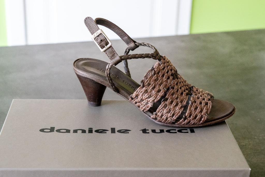 Chaussures, marque Daniele Tucci, taille 35, comme neuves, Daniele Tucci, Comme neuf, Brun, Sandales et Mûles