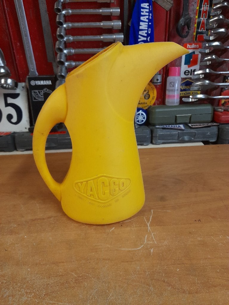 ancien broc bidon yacco 2 litres, Collections, Enlèvement ou Envoi, Utilisé, Autres types