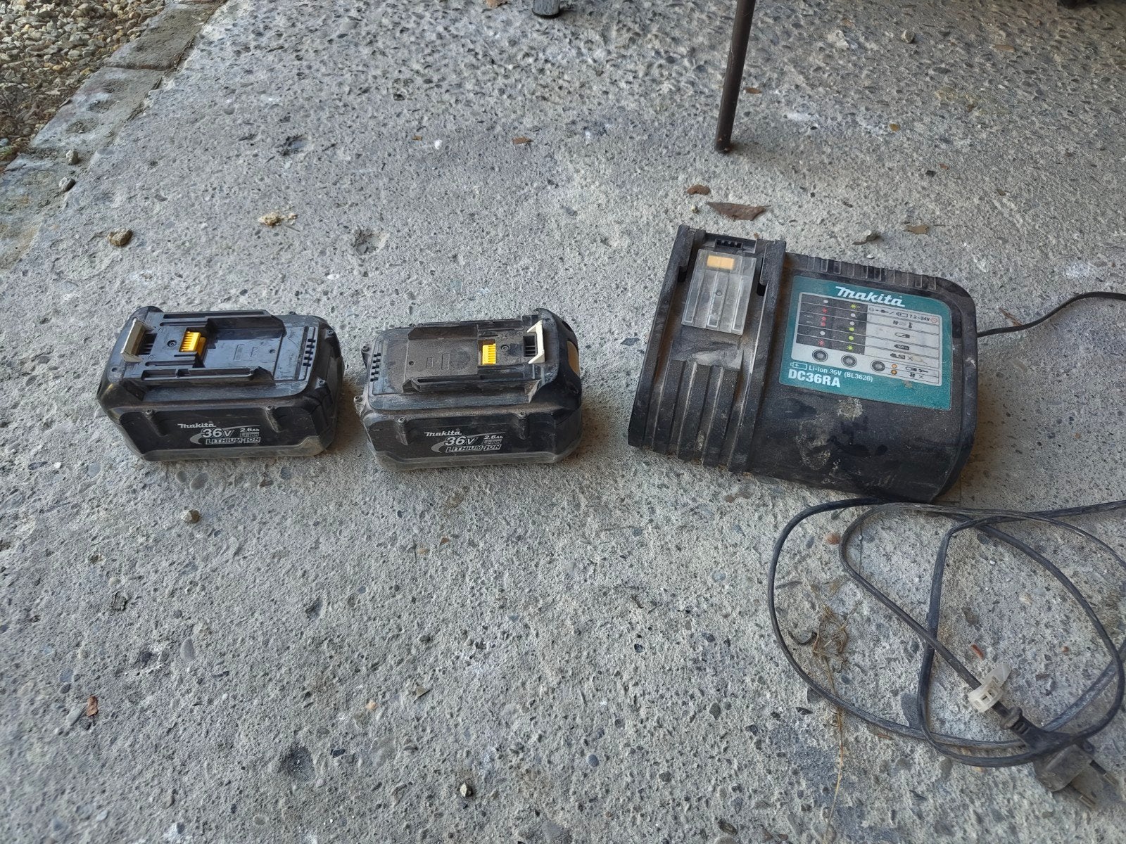 makita lader + 2 batterijen 36V, Ophalen, Gebruikt