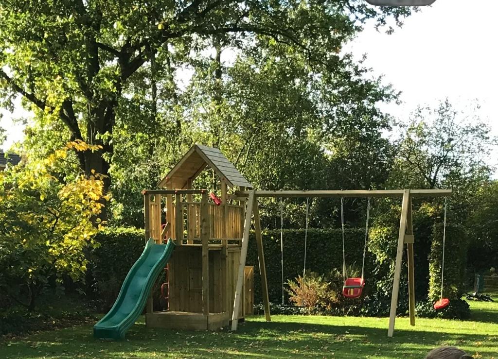 Houten speeltoestel met glijbaan en schommels, Ophalen, Gebruikt, Schommel