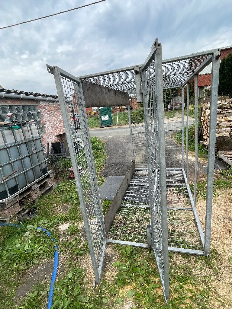 Cage galvanisée robuste.