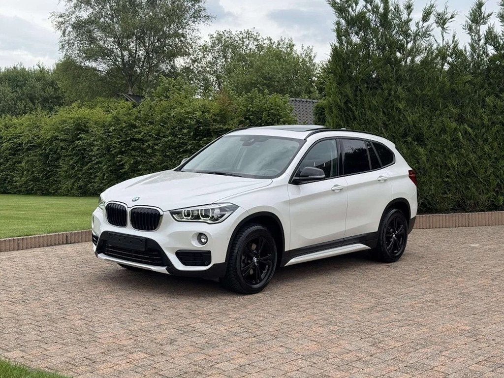 BMW X1 sDrive18i Sport Line / PANODAK / LEDER / NAVI / PDC, Auto's, Gebruikt, 136 pk, Wit, Leder