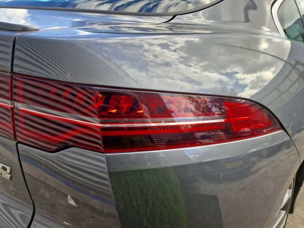 FEU ARRIÈRE DROIT (|T4K16640|T4K1822|J9D313404CC|J9D313404C, Campus Kronberg 7
61476  Kronberg im Taunus, DE, Utilisé, Jaguar
