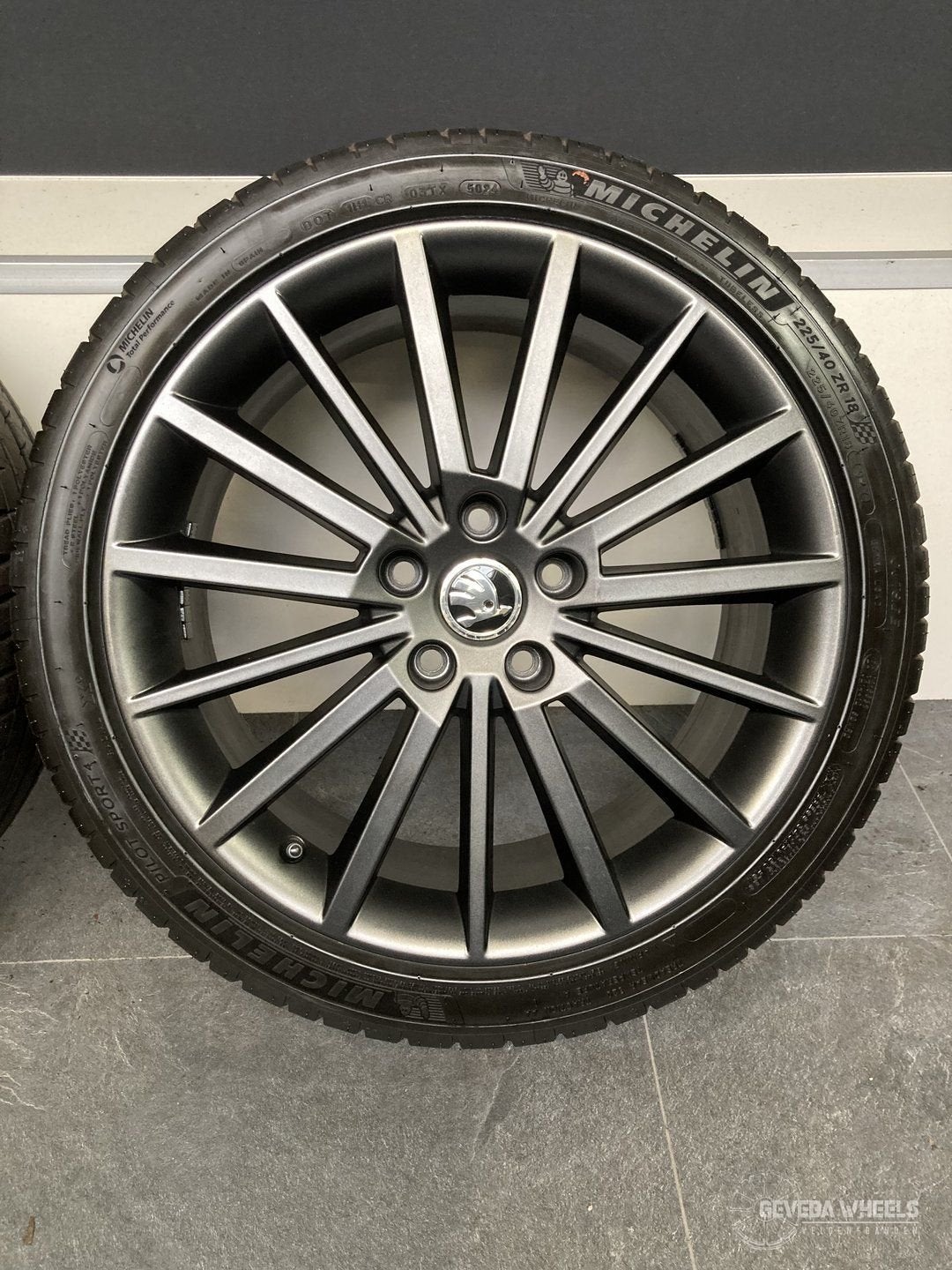 18” originele Skoda Octavia MK3 5E velgen + banden 5x112 5E0, Autos : Pièces & Accessoires, Pneus & Jantes, Pneus et Jantes, Pneus été