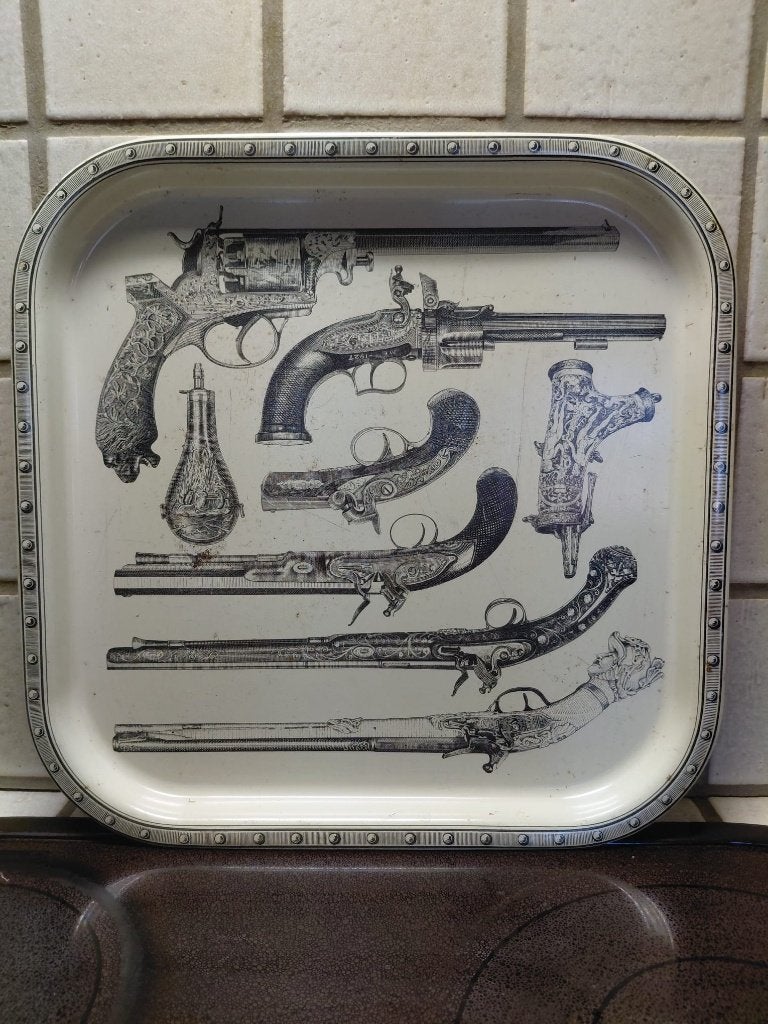 Plateau métallique Fornasetti 1960 «pistolets et pistolets», Antiquités & Art, Curiosités & Brocante, Enlèvement ou Envoi