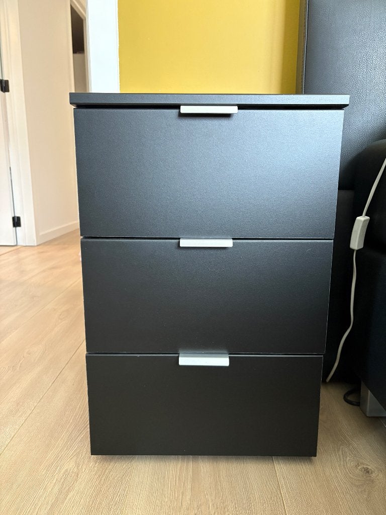 Donkere nachtkastjes met 3 lades, Maison & Meubles, Comme neuf, Moins de 45 cm, Enlèvement, 55 à 70 cm
