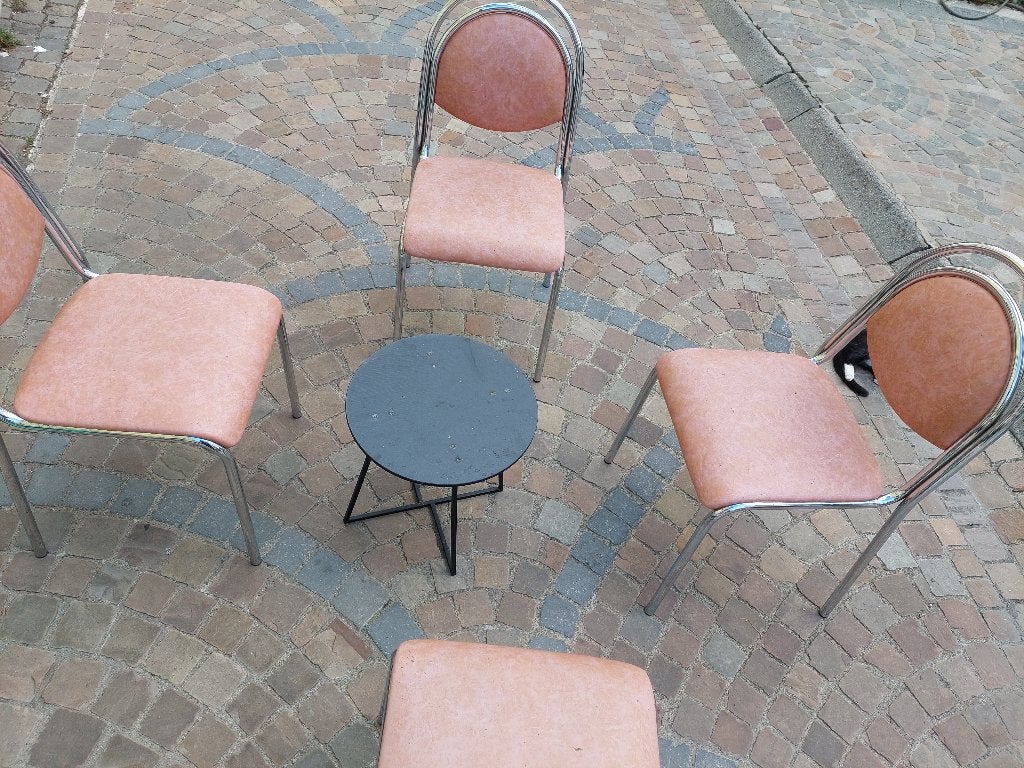 Prix 20 euro  pour 4 chaises tre bon  état avec table, Enlèvement