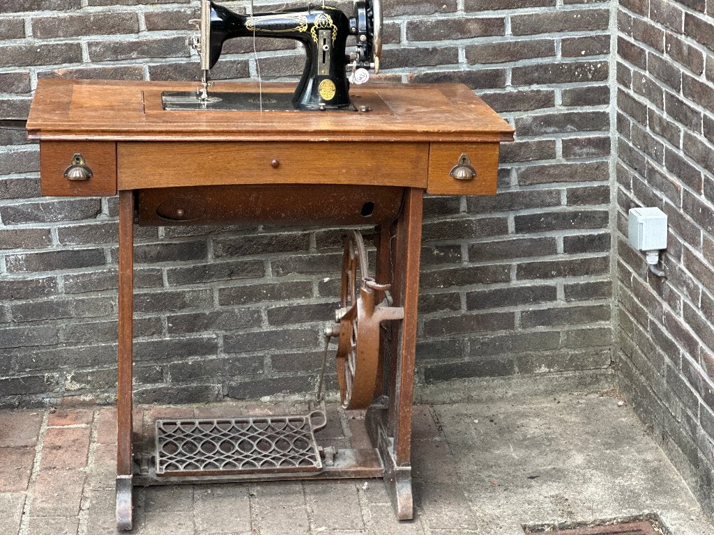 Machine à coudre Burry, Hobby & Loisirs créatifs, Machines à coudre & Accessoires, Enlèvement, Utilisé, Machine à coudre, Autres marques