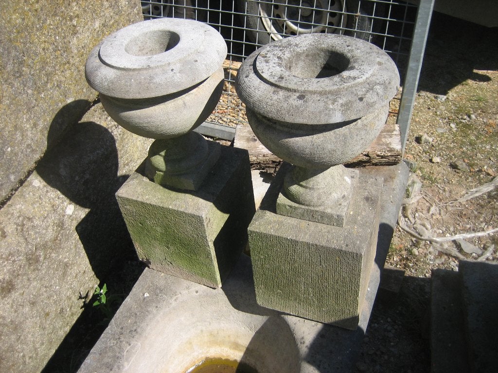 twee mooie oude arduinen vaasjes op voet, Ophalen, Gebruikt