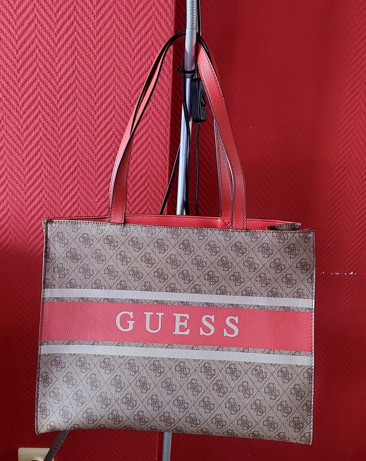 Grand sac à main cabas fourre-tout Guess authentique, Bijoux, Sacs & Beauté, Sacs | Sacs Femme, Enlèvement ou Envoi, Neuf, Brun