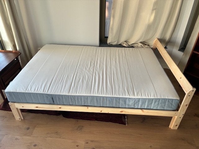 Cadre de lit 140cm et matelas IKEA (acheté 07/26), Brun, Enlèvement, 200 cm, Bois