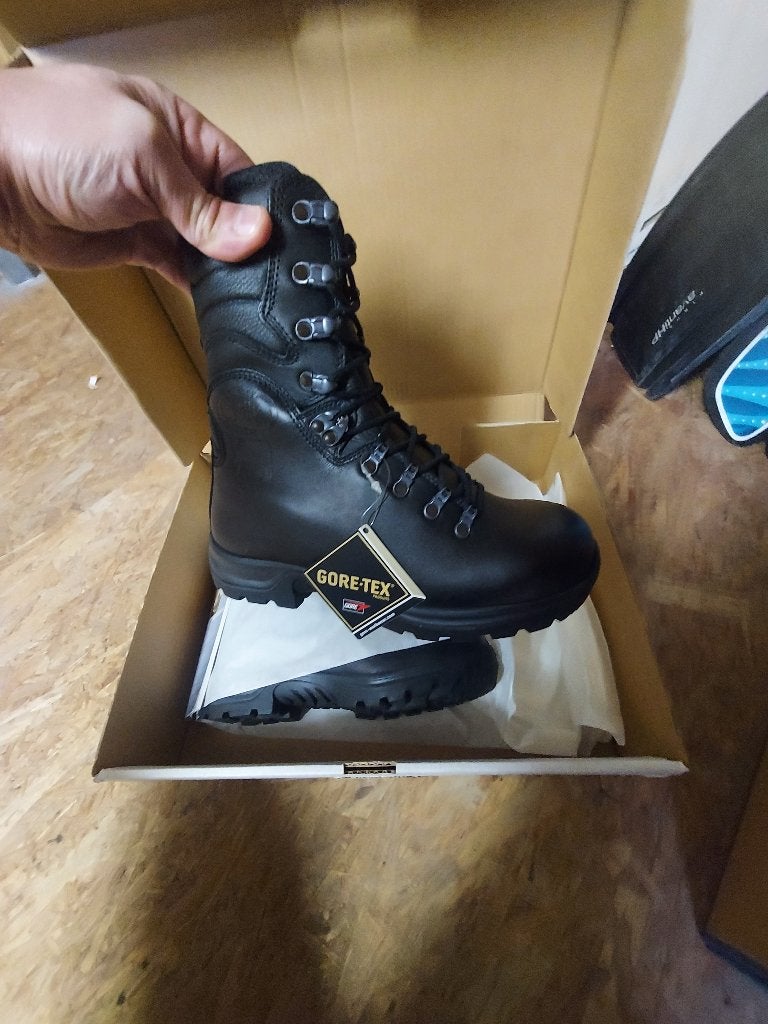 Nieuwe leren veiligheidsschoenen, Ophalen, Nieuw