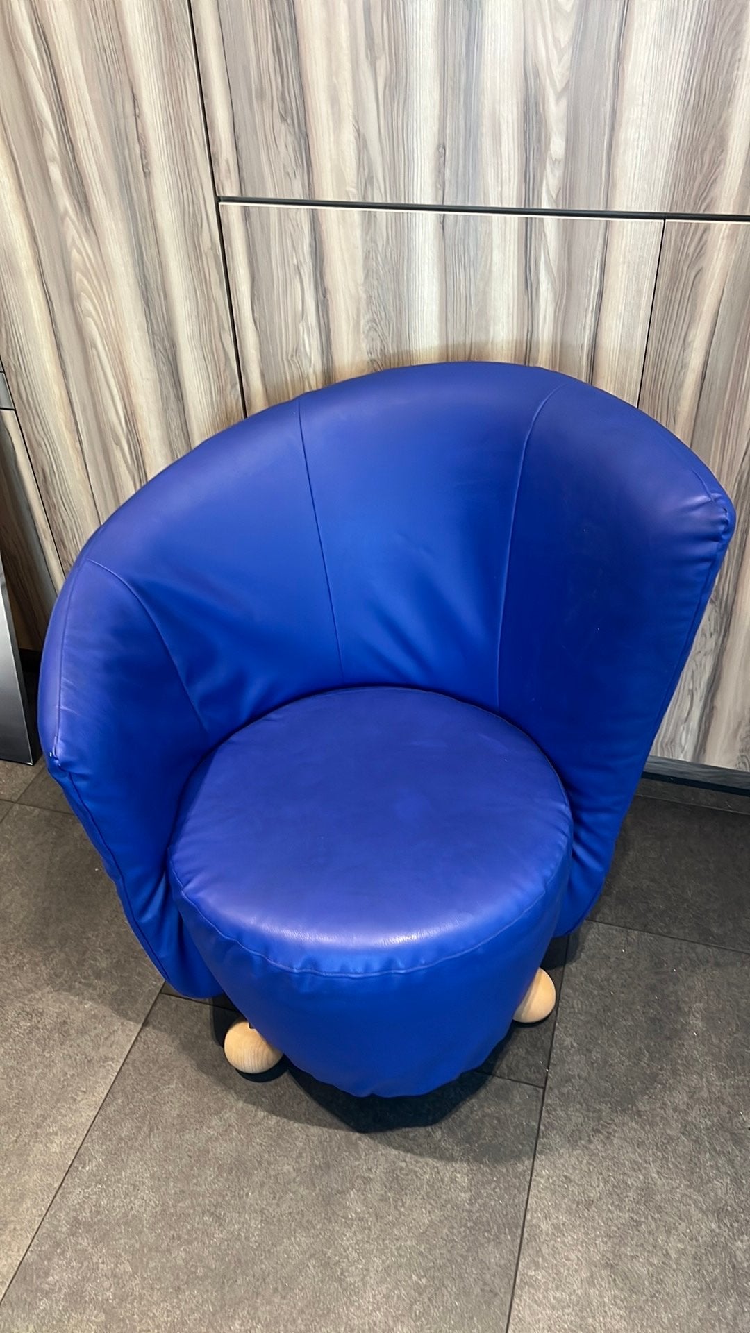 Blauwe asymmetrische fauteuil, Ophalen, Kunststof, Gebruikt, Minder dan 75 cm