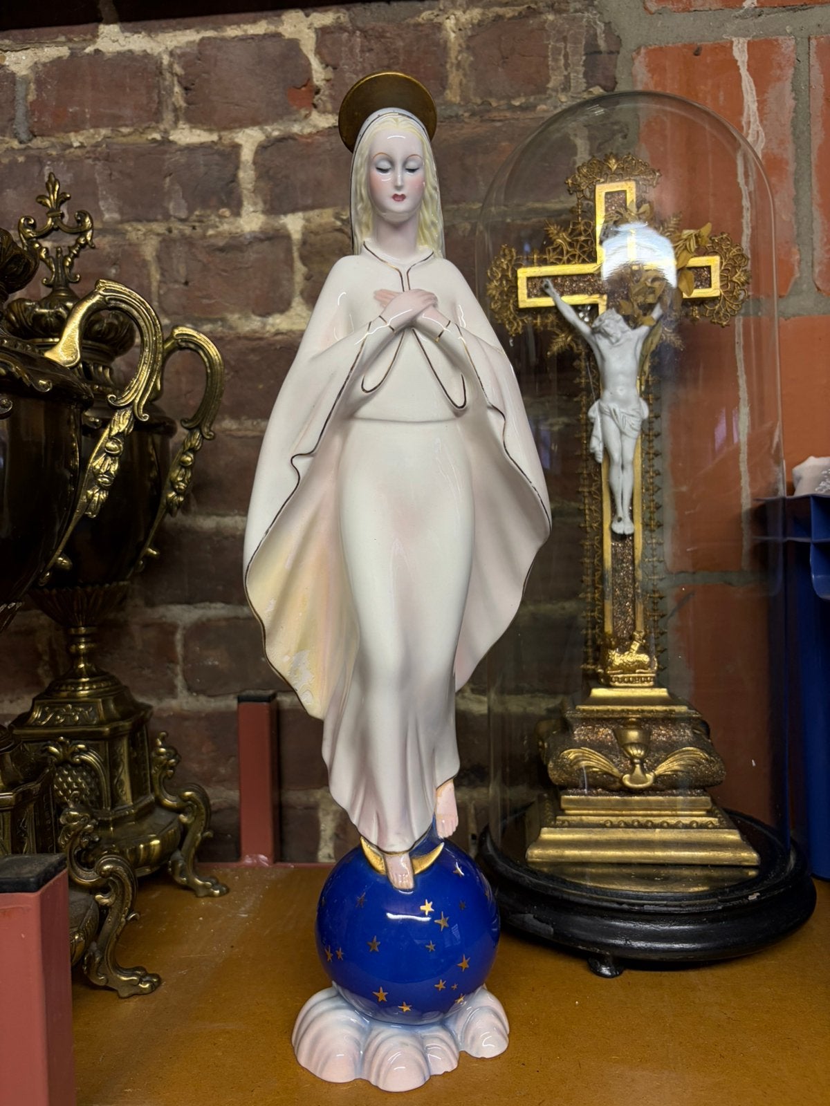Porceleinen beeld Maria Bassano, Ophalen