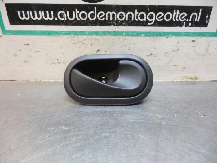 Poignée portière 2portes droite d'un Renault Twingo (Twing, Autos : Pièces & Accessoires, Carrosserie & Tôlerie, Renault, -, 3 mois de garantie