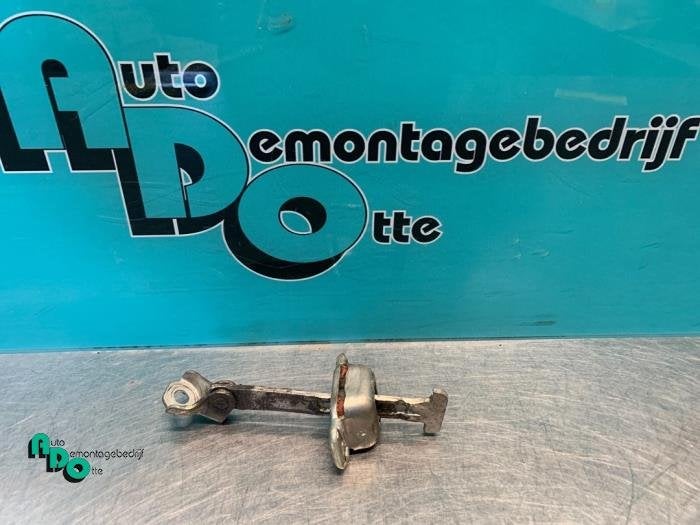 Butée 2portes droite d'un Peugeot 107 (107 05-), Autos : Pièces & Accessoires, Carrosserie & Tôlerie, -, 3 mois de garantie, Utilisé