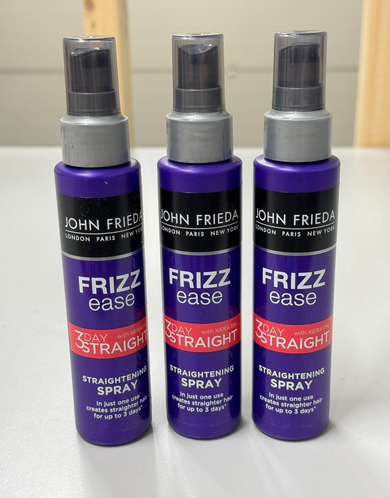 3 sprays lissants John Frieda Frizz Ease cheveux pendant, Bijoux, Sacs & Beauté, Beauté | Soins des cheveux, Enlèvement ou Envoi