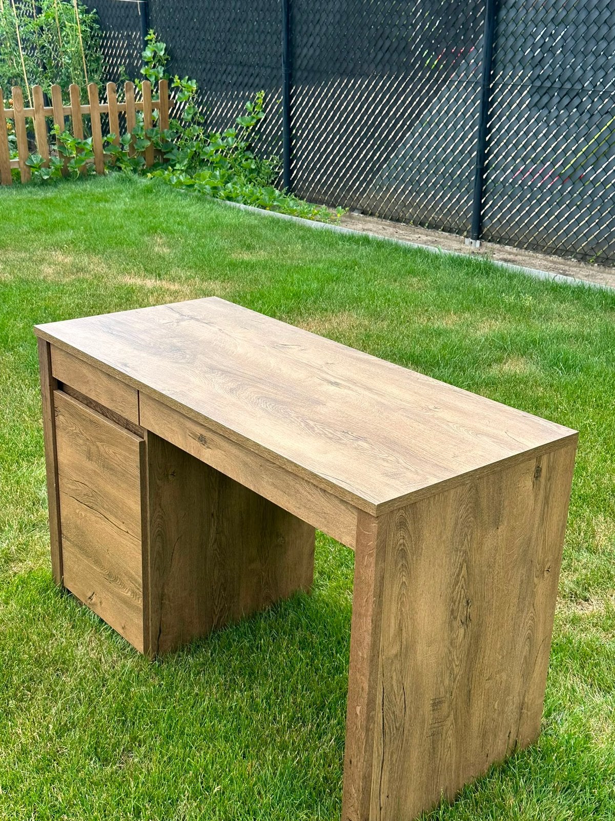 Mooie houten bureau met lades en kastvak, Ophalen, Met lades, Zo goed als nieuw