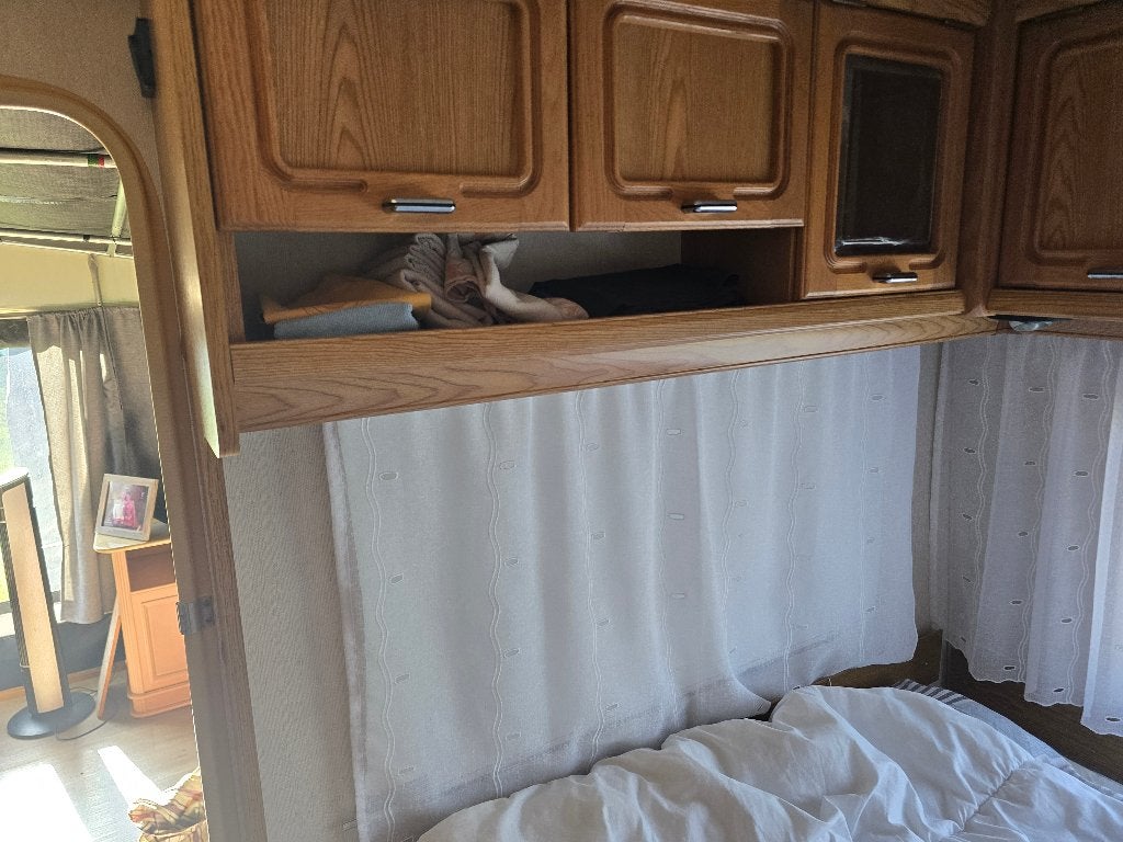 caravan met grote voortent op camping, Standaardzit, Dwarsbed, 7 tot 8 meter, 750 - 1000 kg