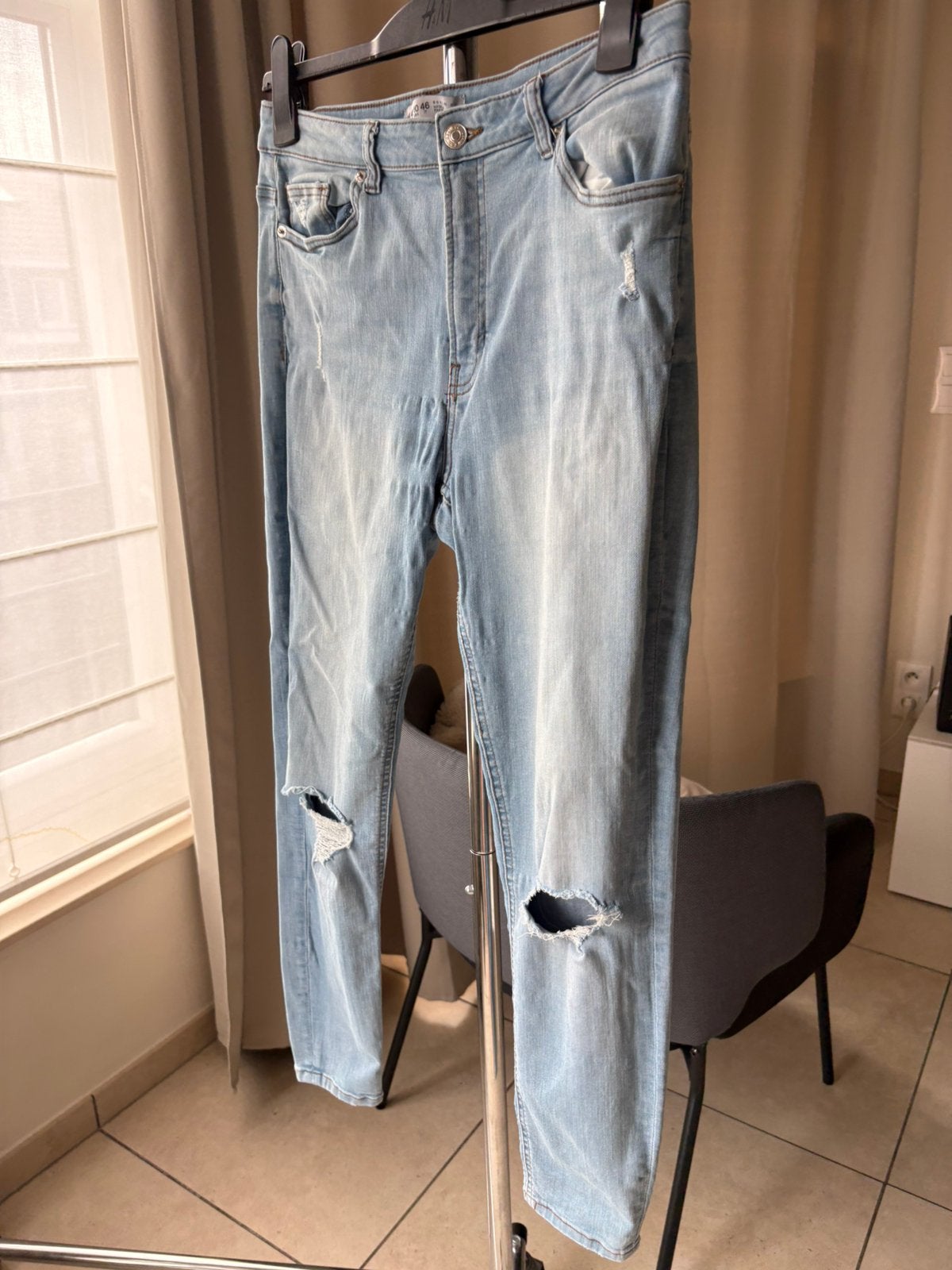 Jeans bleu clair a trous Primark, Vêtements | Femmes, Envoi, Comme neuf, Bleu