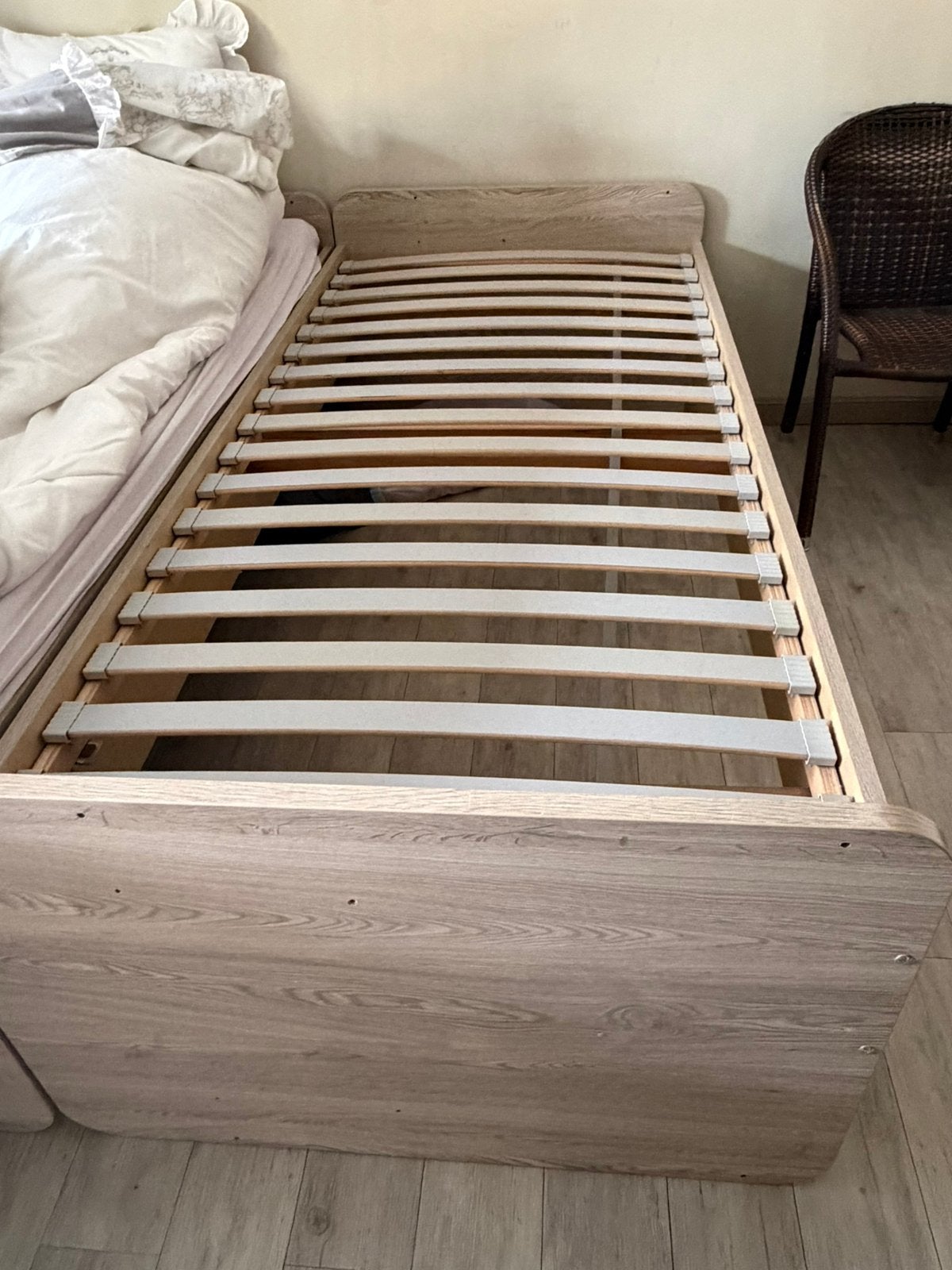 2 eenpersoonsbedden apart verkrijgbaar, Gebruikt, 90 cm, Eenpersoons, Beige