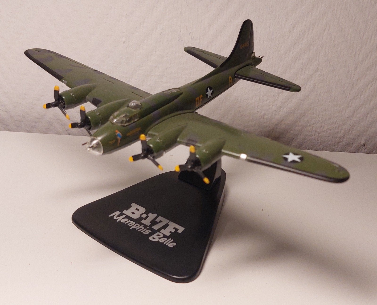 B-17 F Memphis Belle 1/144 « Bombardiers et géants du ciel », Collections, Aviation, Enlèvement ou Envoi, Comme neuf, Modèle réduit