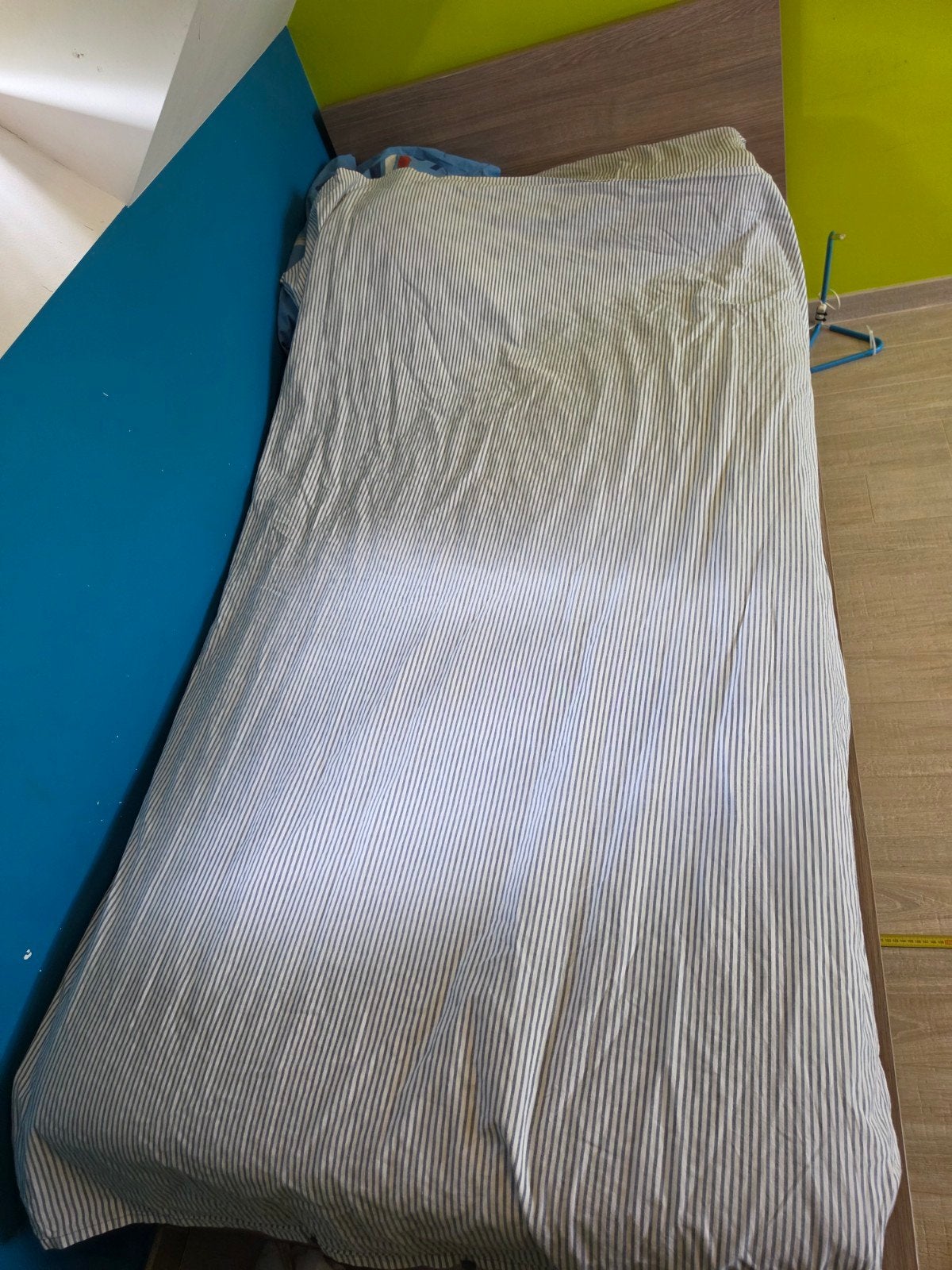 1 persoonsbed, met matras en nachtkastje, Ophalen, Matras