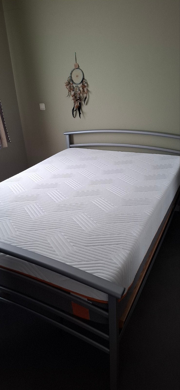 Bed met tempur matras en nachtkastje, Huis en Inrichting, Ophalen