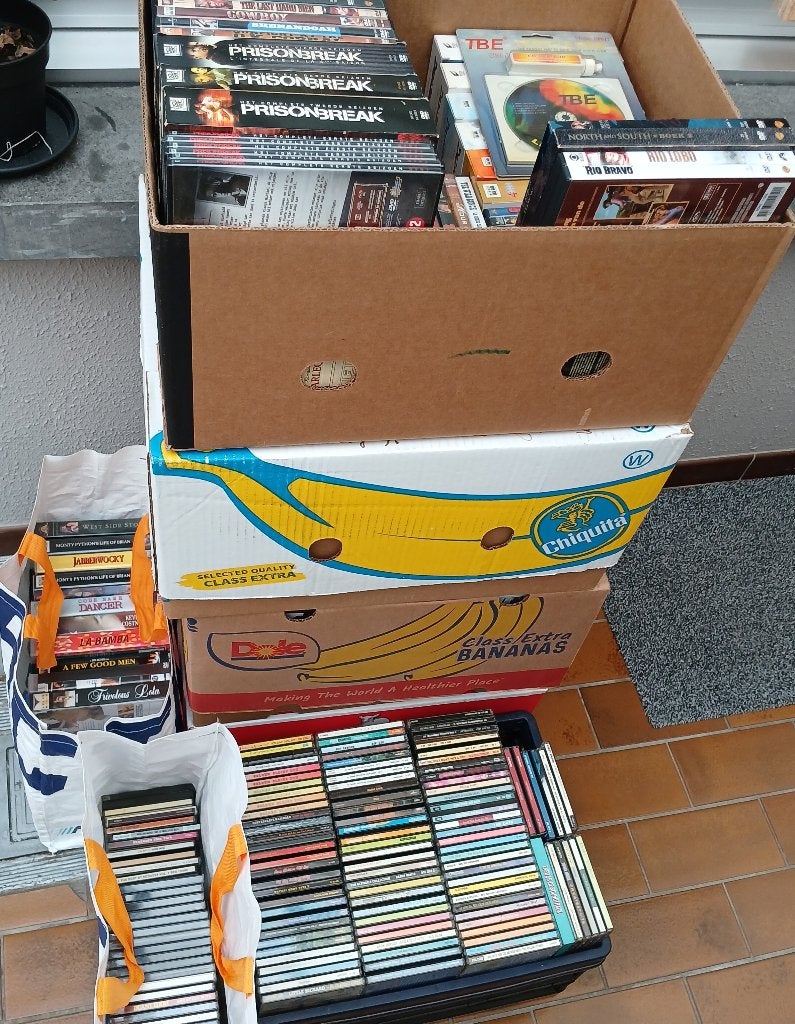 Partij multimedia - DVDs - CDs - VHS - ca. 675 stuks, Cd's en Dvd's, Ophalen, Gebruikt, Actie