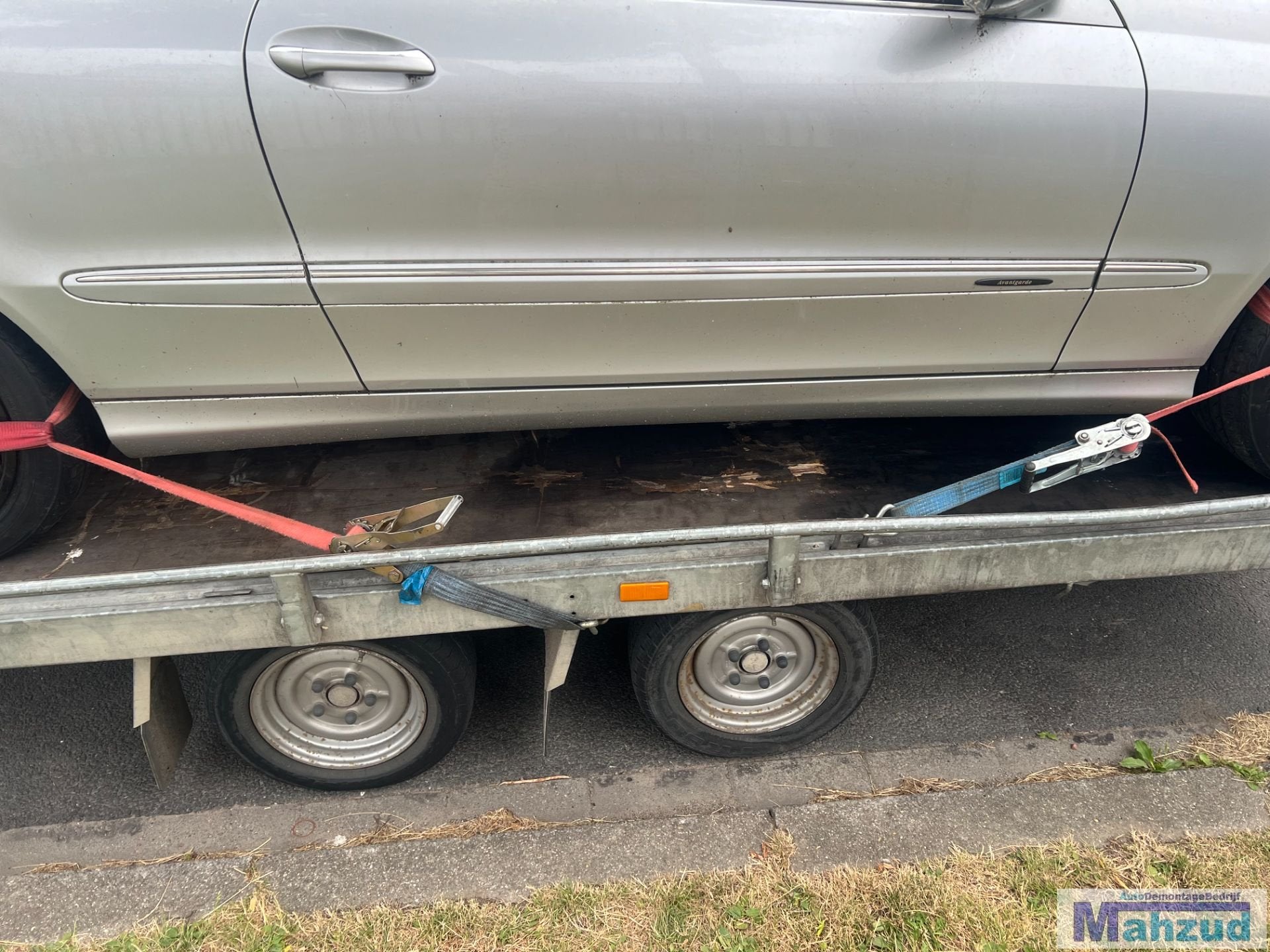Bas de caisse droit argent 774 pour Mercedes CLK W209 (2002-, Mercedes-Benz AG, Mercedes-Benz, Utilisé, Mercedesstrasse 120
70372  Stuttgart, DE