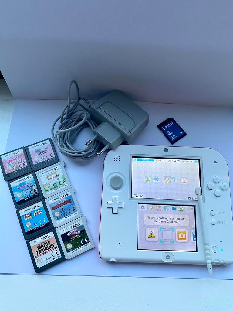 Nintendo 2DS Wit/Rood + 8 Games + Lader, Games en Spelcomputers, Ophalen of Verzenden, Zo goed als nieuw, Rood, 2DS