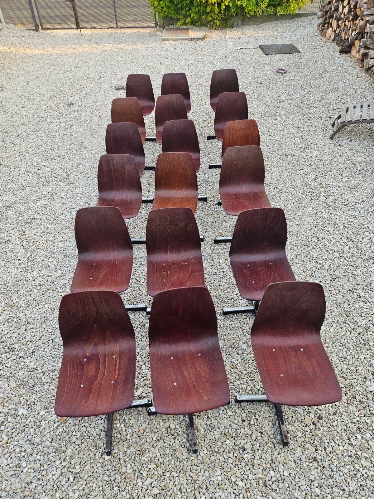 Uitzonderlijke set van 18 vintage industriële stoelen van Pa, Huis en Inrichting, Ophalen, Zwart, Hout, Eén