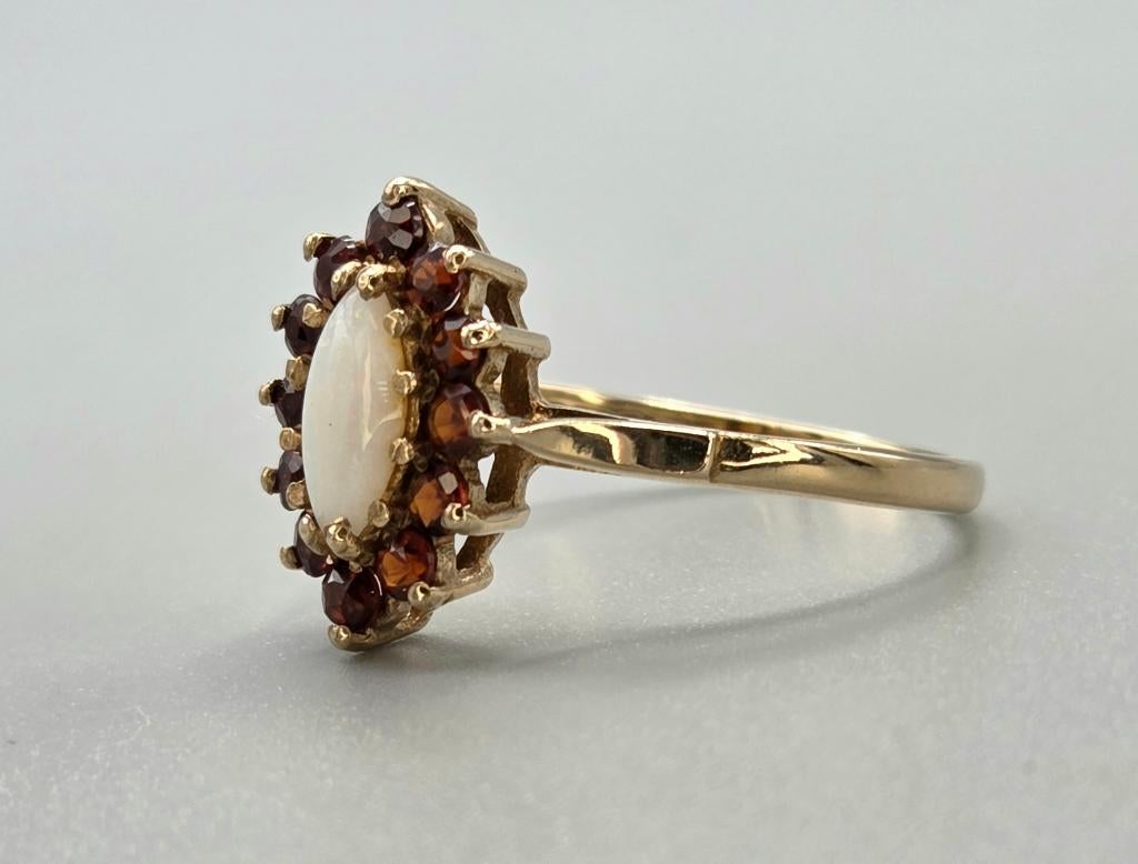 Gouden Vintage ring edelsteen opaal en granaat. 2026/238., Overige kleuren, Ophalen of Verzenden, Zo goed als nieuw, 17 tot 18