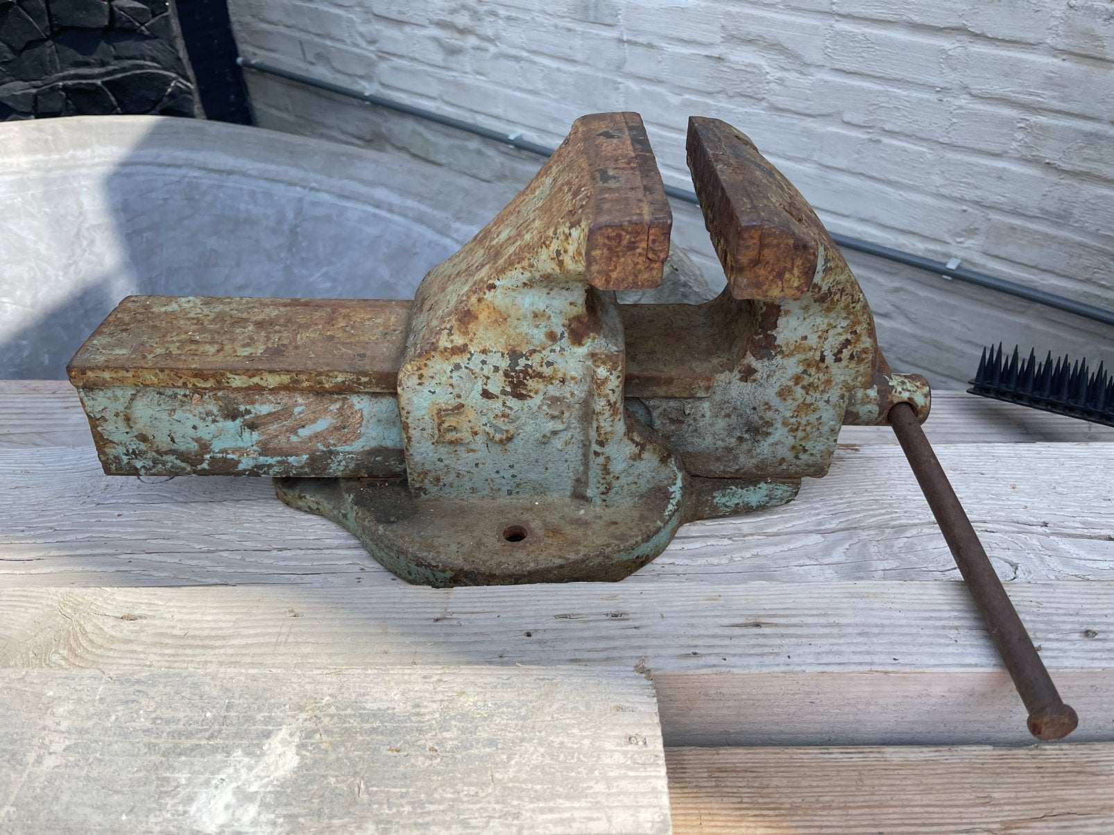 Ancien étau robuste, Bricolage & Construction, Établis, Enlèvement, Utilisé, Moins de 70 cm, Étau