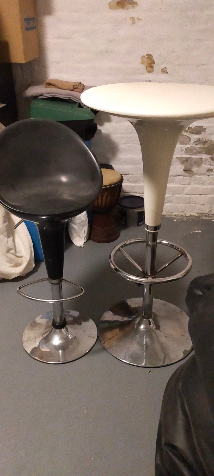 Urgent :Chaise longue réglable et table haute ronde. De, Enlèvement