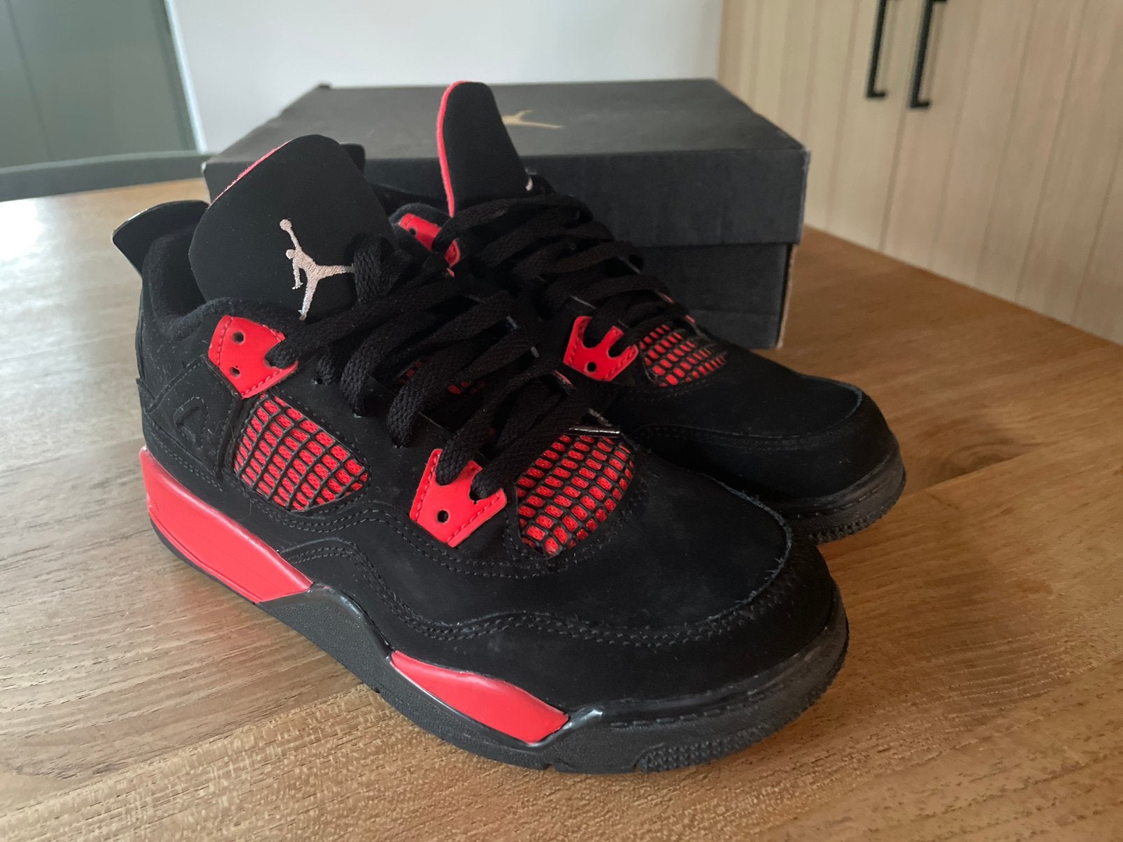 Schoenen Jordan 4 Retro Red Thunder maat 35, NIKE, Sportschoenen, Ophalen of Verzenden, Zo goed als nieuw
