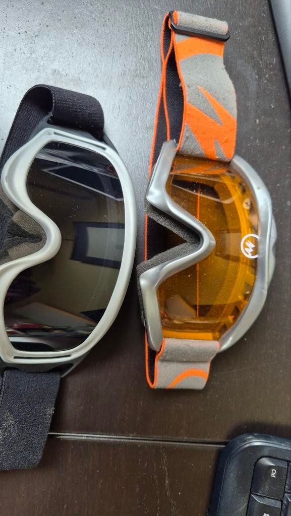 Twee skibrillen voor zon en mist. Kindermaat, Verzenden